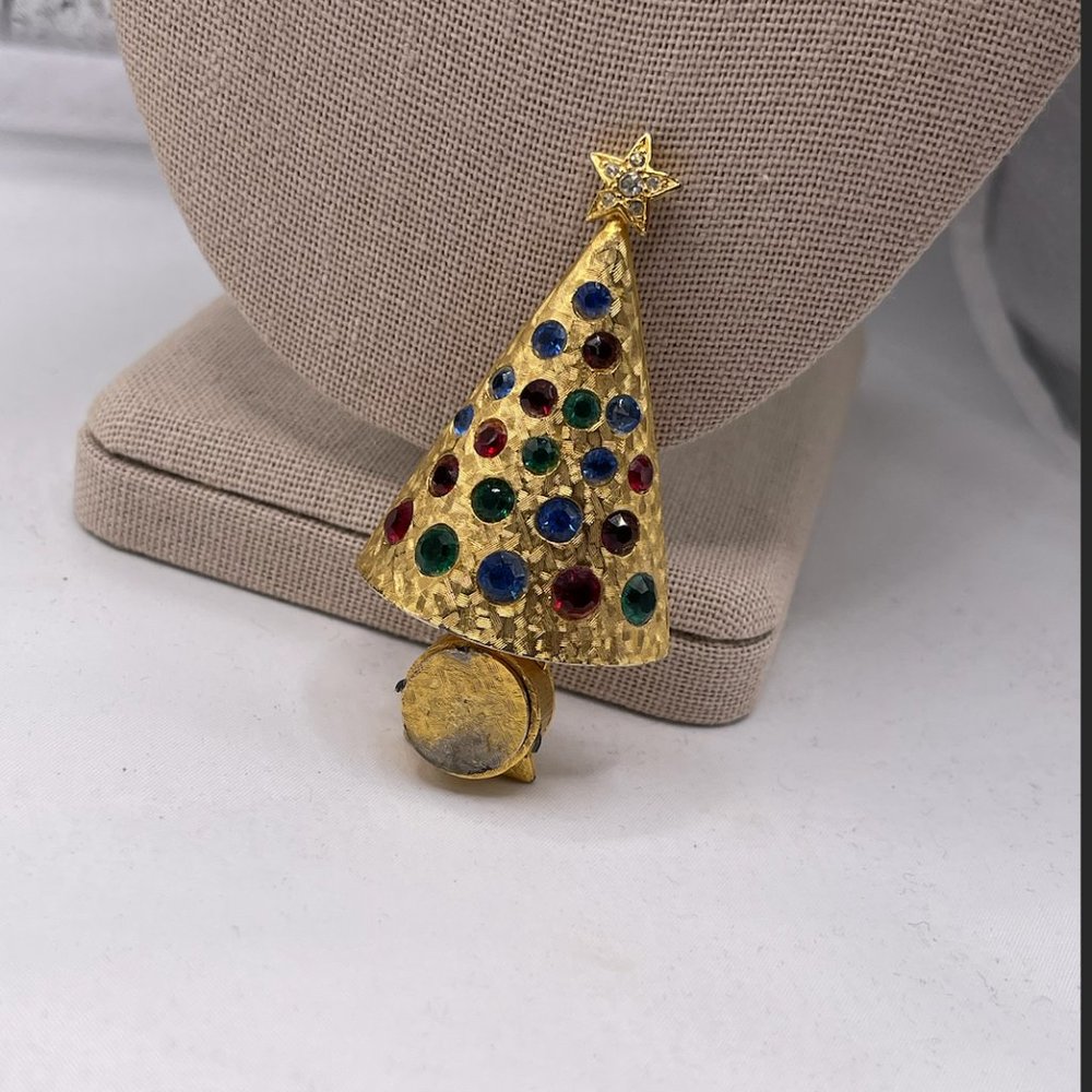 12.3.23.20- Hattie Carnegie Press n’ Glow Christmas Tree Brooch - Holiday Book